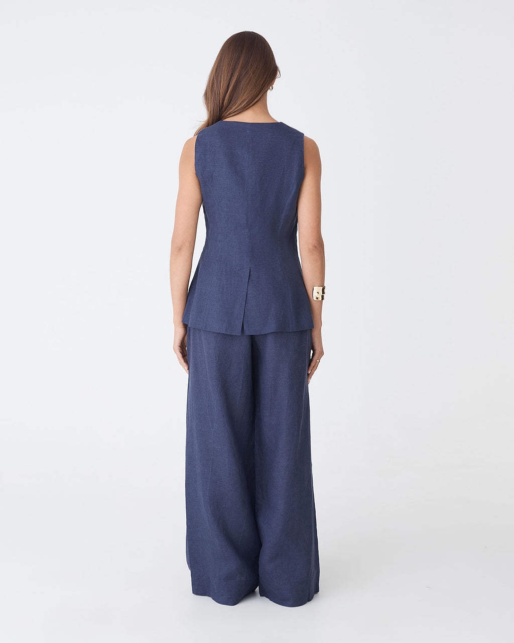 Ami V-Neck Linen Vest in wash navy — back view