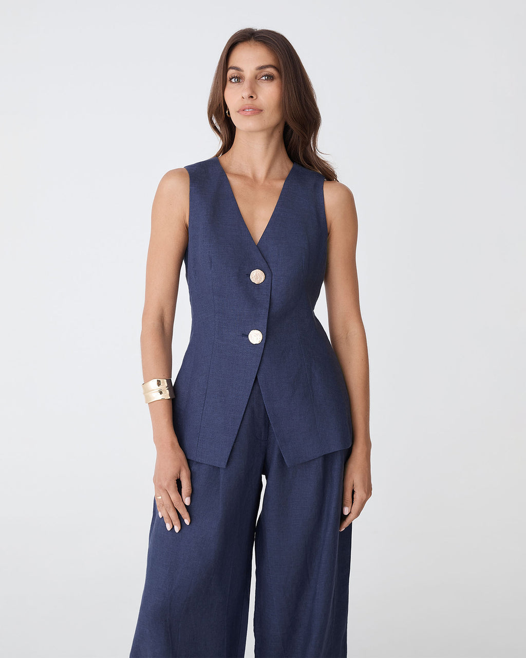 Ami V-Neck Linen Vest in wash navy — close-up view 2