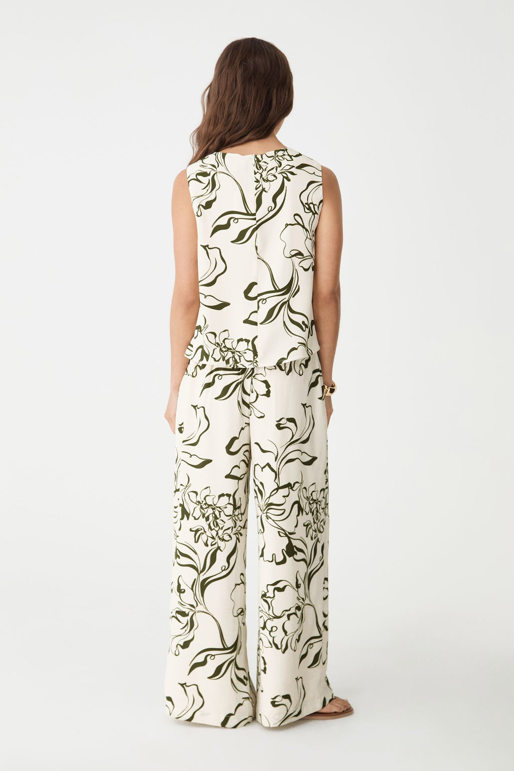 Back view showing concealed centre-back zip, worn with matching floral pants